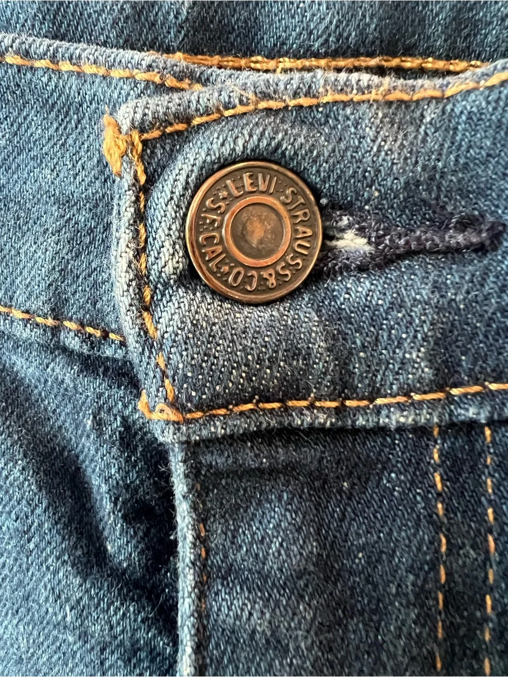 Classic Men's 505 Straight-Leg Levi’s Jeans in Dark Blue. 34 x 36
